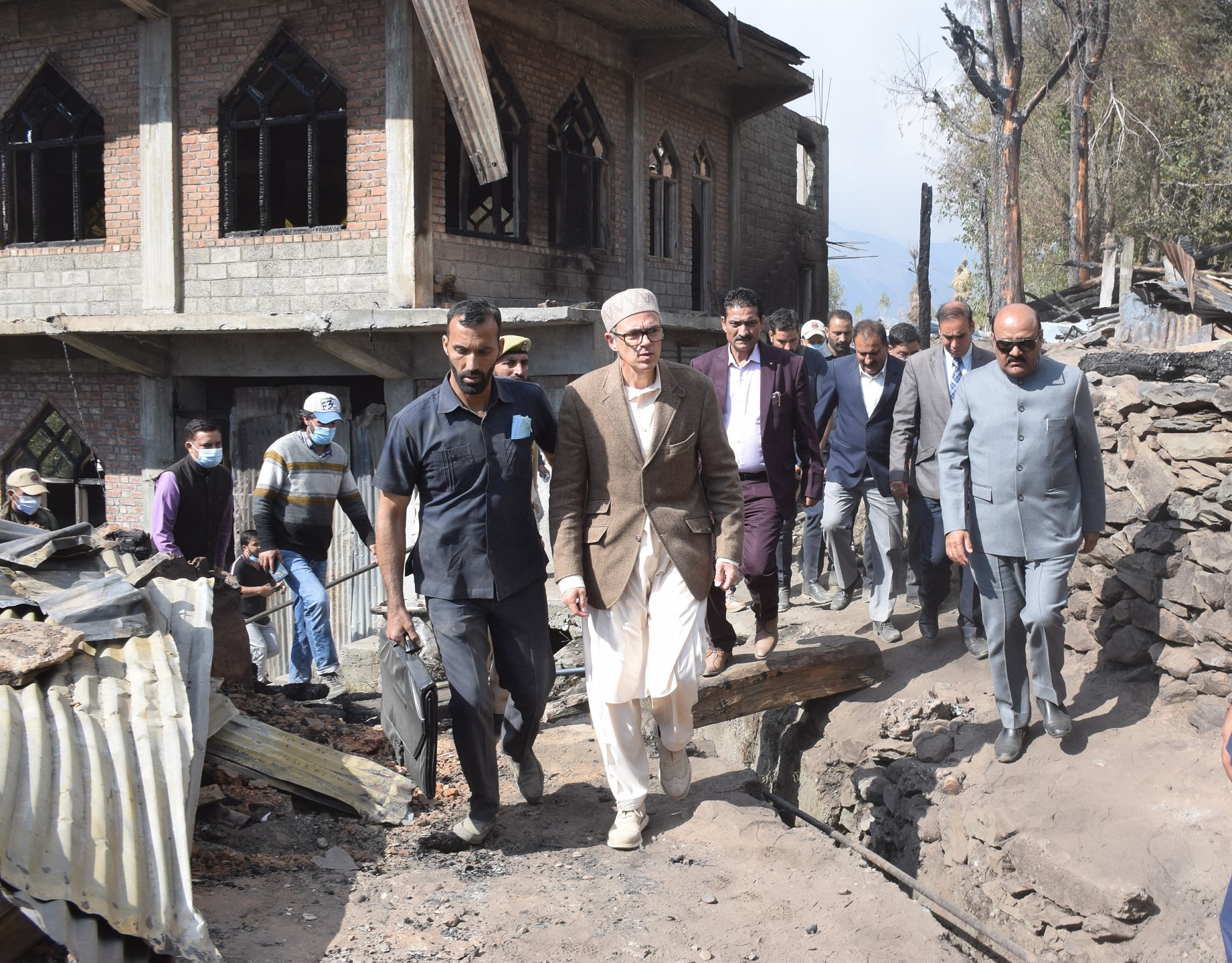 'Chief Minister visits fire-affected families in Warwan'